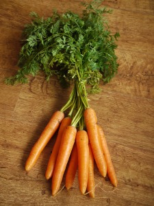 botte de carottes posée sur une table
