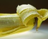 banane épluchée avec intérieur de la peau apparent